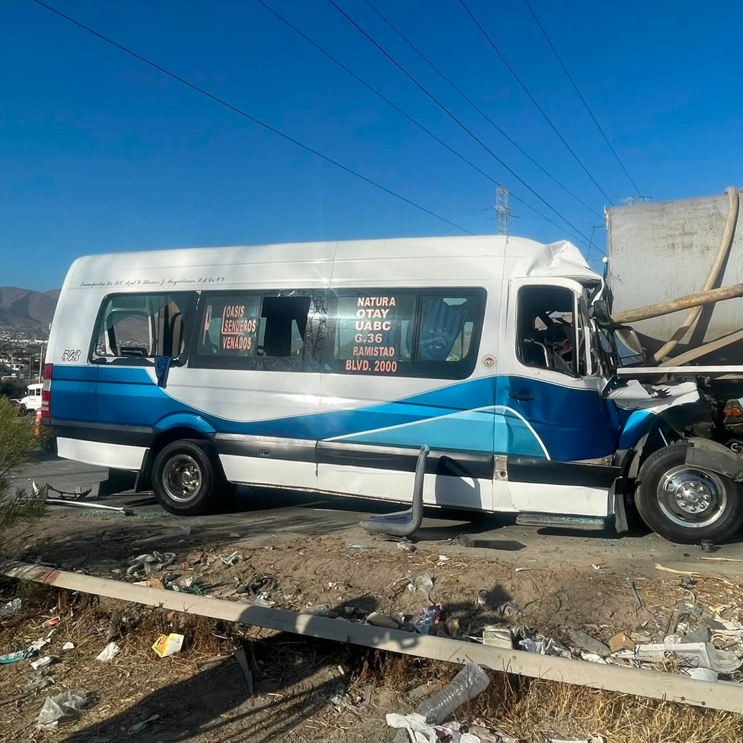 Choque de dos camiones en bulevar 2000 deja varios heridos